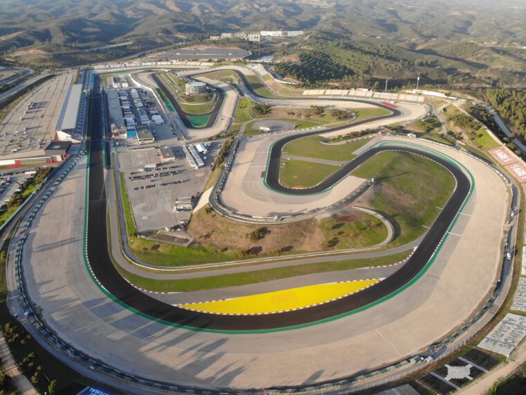 Visão aérea do Autódromo Internacional do Algarve — repavimentação e elevação da pista.