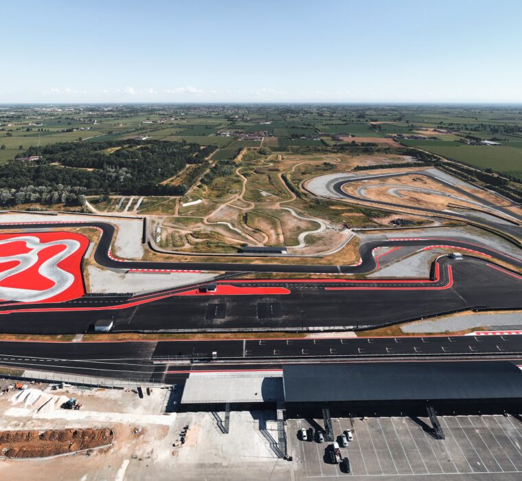Vista aerea del Porsche Experience Center Franciacorta – circuiti per la driving experience 6