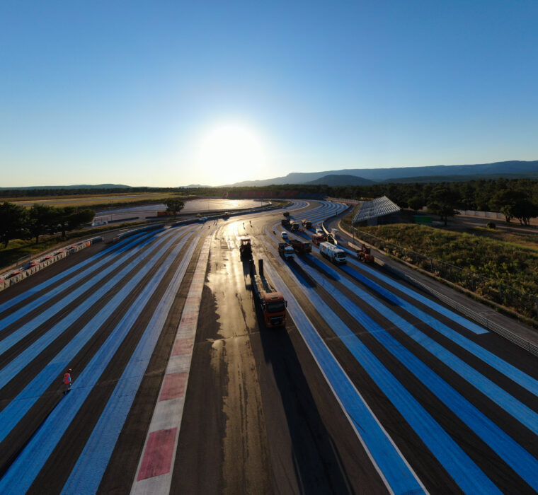 Vue aérienne du circuit Paul Ricard - Le Castellet : travaux de réfection du revêtement.