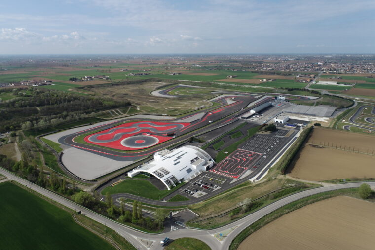 Vista aérea do Porsche Experience Center Franciacorta – pistas de um centro de experiências de condução