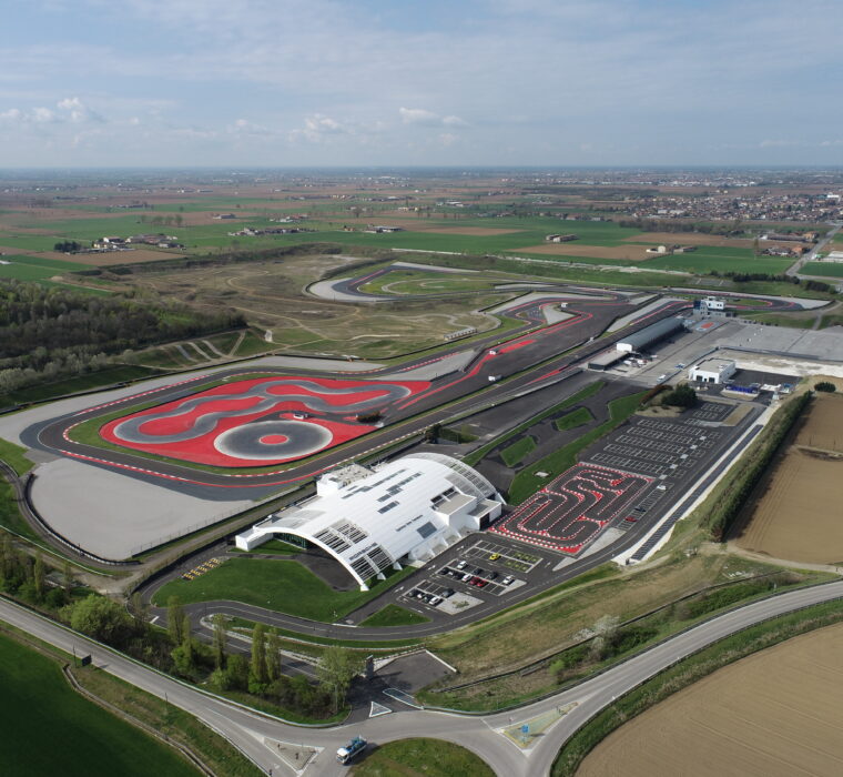 Vista aerea del Porsche Experience Center Franciacorta – circuiti per la driving experience