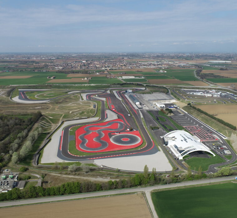 Vista aerea del Porsche Experience Center Franciacorta: tracciati per la guida sportiva 7