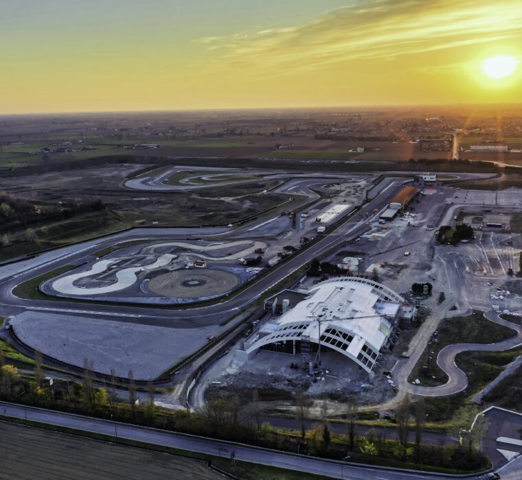 Vista aerea del Porsche Experience Center Franciacorta: tracciati per la guida sportiva 8
