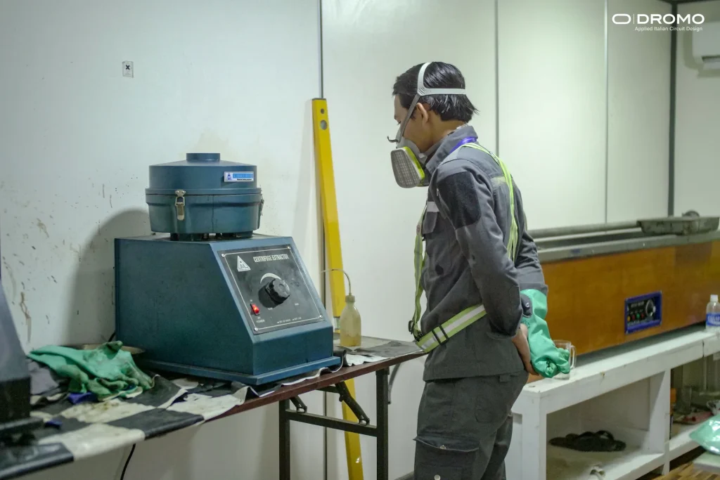 Técnico realizando trabajos de control de materiales para la mezcla asfáltica de Mandalika.