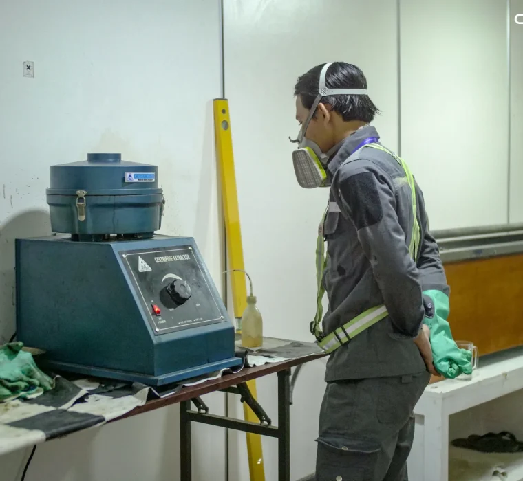 Técnico realizando trabajos de control de materiales para la mezcla asfáltica de Mandalika.