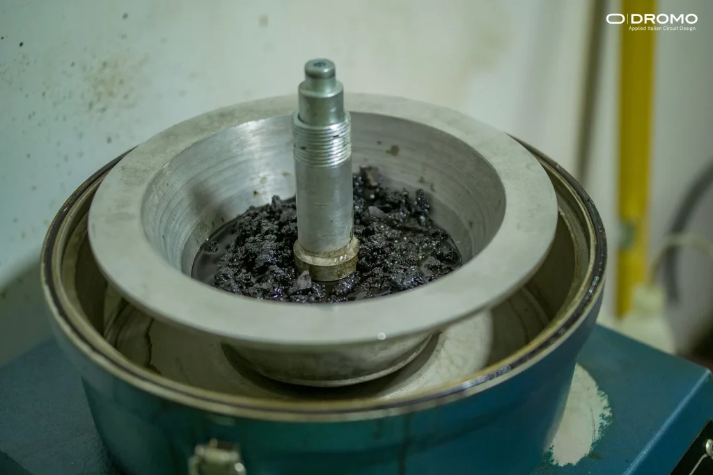 Prueba de laboratorio realizada a una muestra de asfalto desarrollada para Mandalika