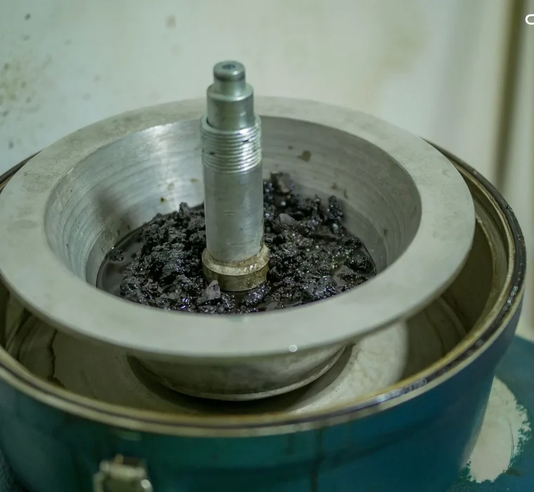 Prueba de laboratorio realizada a una muestra de asfalto desarrollada para Mandalika