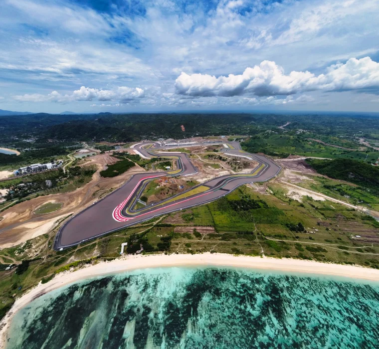 Vista aérea del Circuito Internacional de Mandalika, junto a la costa de Lombok