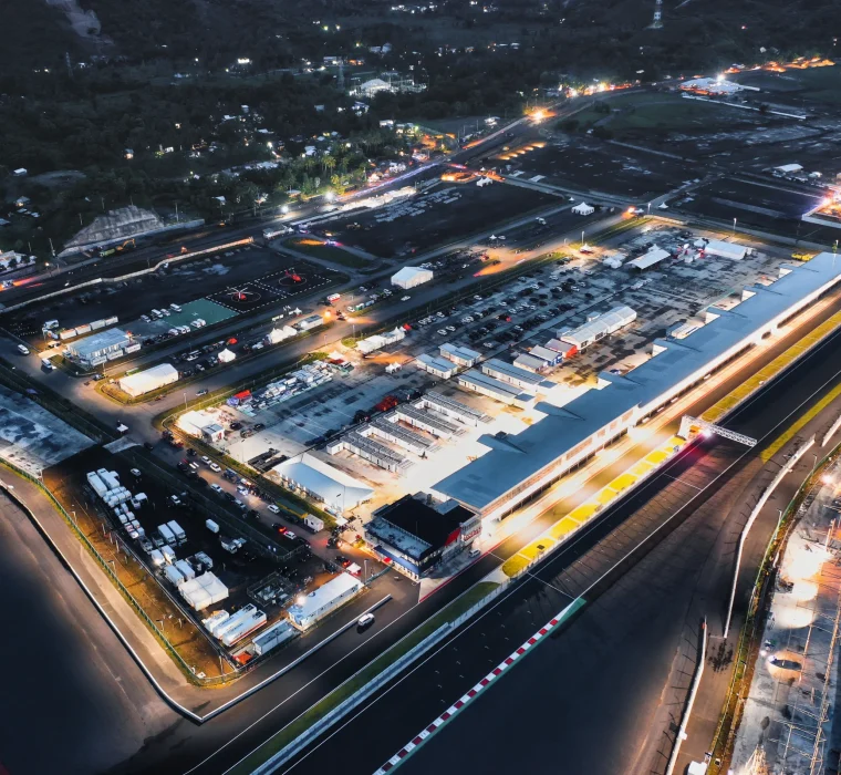 Paddock e circuito iluminados en Mandalika durante la noche