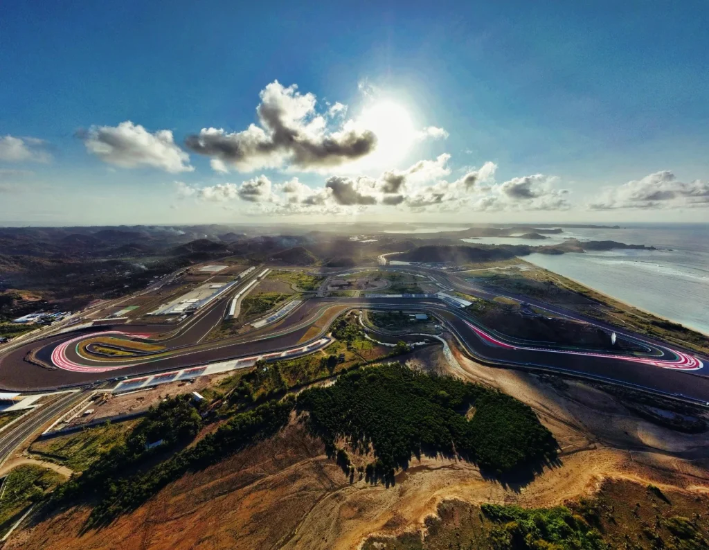 Vista aérea panorámica del circuito de Mandalika bajo un dramático cielo al amanecer