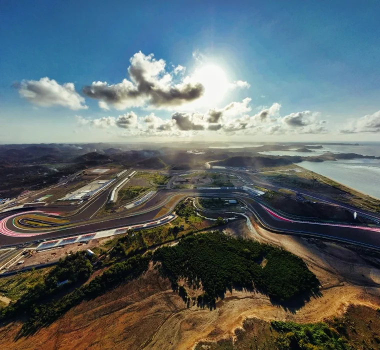 Vista aérea panorámica del circuito de Mandalika bajo un dramático cielo al amanecer