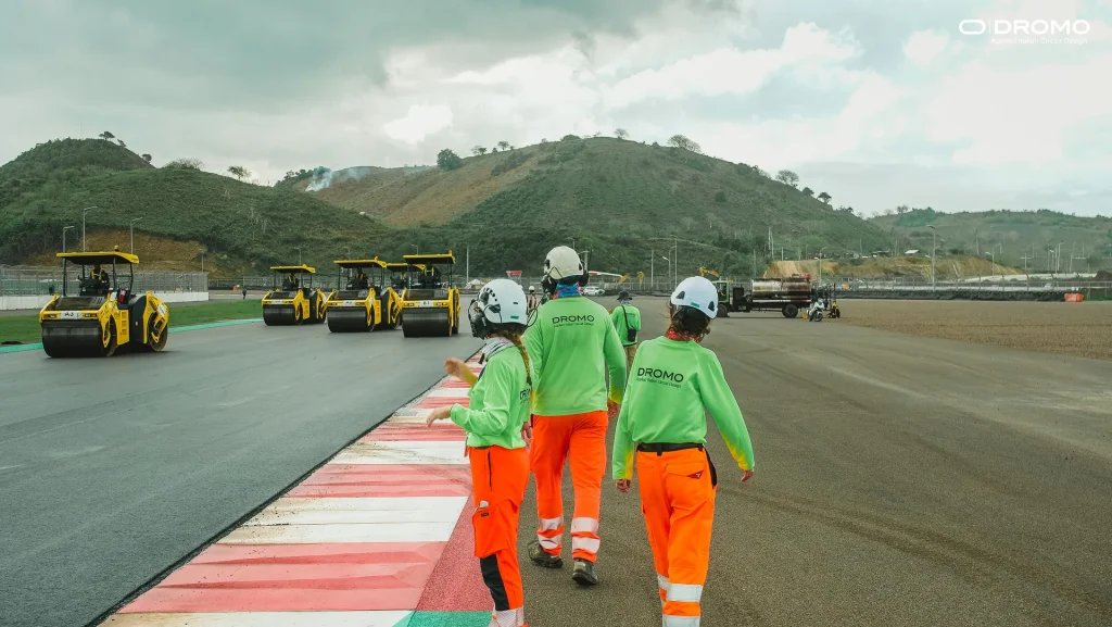 Ingenieros de Dromo inspeccionando el trazado de Mandalika entre los equipos de pavimentación.