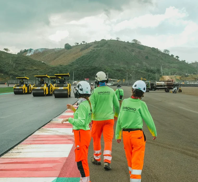Ingenieros de Dromo inspeccionando el trazado de Mandalika entre los equipos de pavimentación.