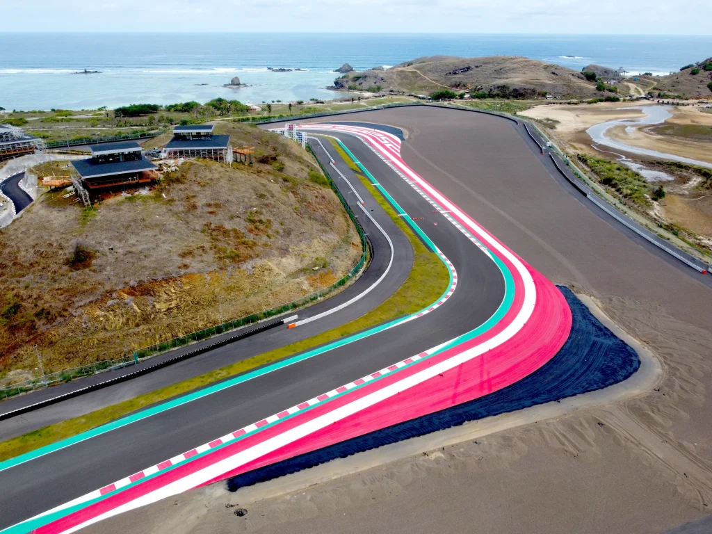 Curva de Mandalika completada con nueva superficie de pista, pianos o bordillos y zona de escape.