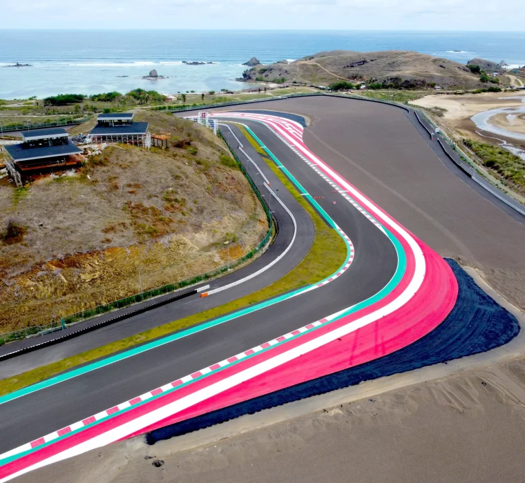Curva de Mandalika completada con nueva superficie de pista, pianos o bordillos y zona de escape.