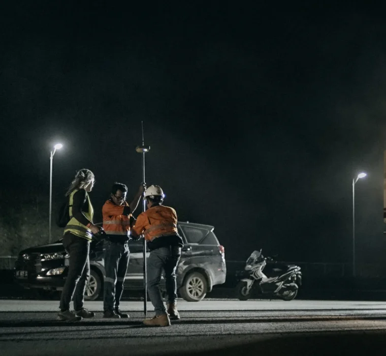 Equipos y personal de renovación del pavimento trabajando durante la noche en Mandalika.