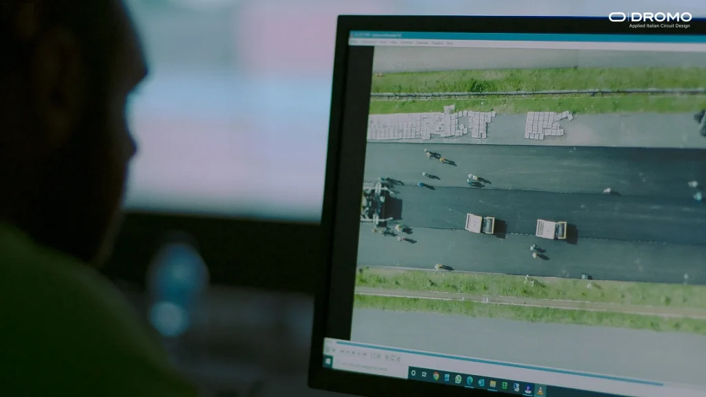 Ingenieros de Dromo revisando datos de la pista en un monitor en Mandalika.