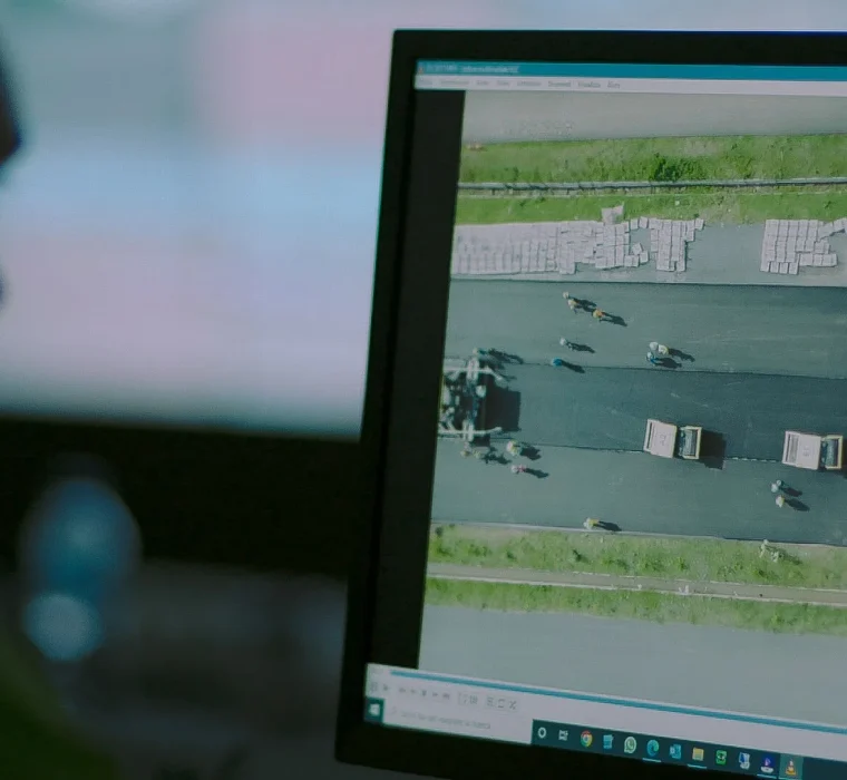 Ingenieros de Dromo revisando datos de la pista en un monitor en Mandalika.