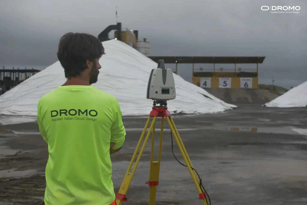 Topógrafo de Dromo utilizando una estación total en el circuito de Mandalika