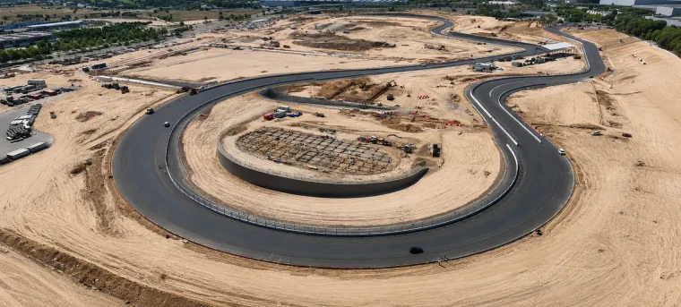 Vista aérea da construção do. MADRING circuito e curva inclinada em curva de La Monumental.