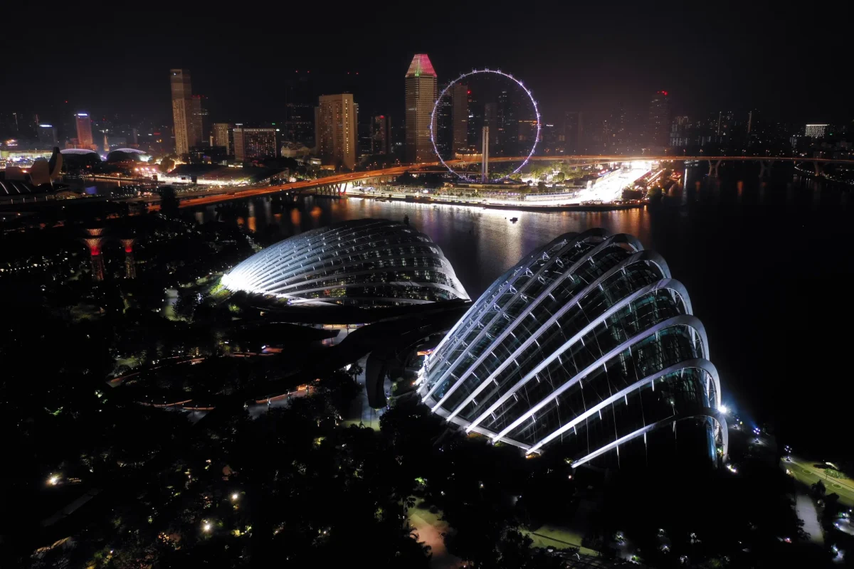 Skyline di Marina Bay a Singapore durante le operazioni della gara notturna