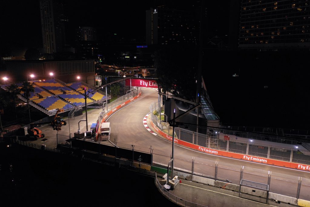 Circuito de Singapur Formula 1 preparado para operaciones nocturnas.