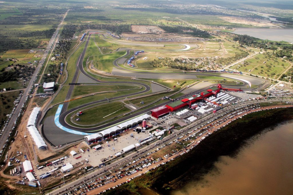 Vista aerea dell'Autódromo Termas de Río Hondo durante un evento motociclistico importante