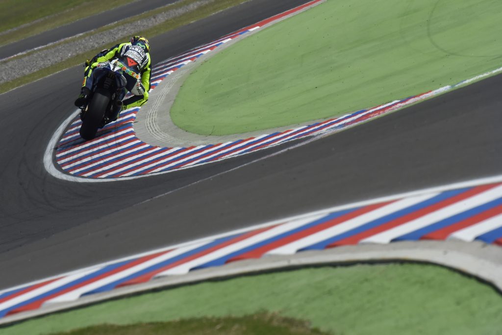 Un pilota MotoGP utilizza il cordolo e la geometria di fuga a Termas de Río Hondo in 2014