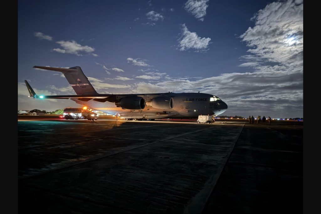 Luftgeführte Soldaten führen eine Vorfluginspektion an einem C-17 Globemaster III durch